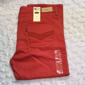 Women’s Levi Capris